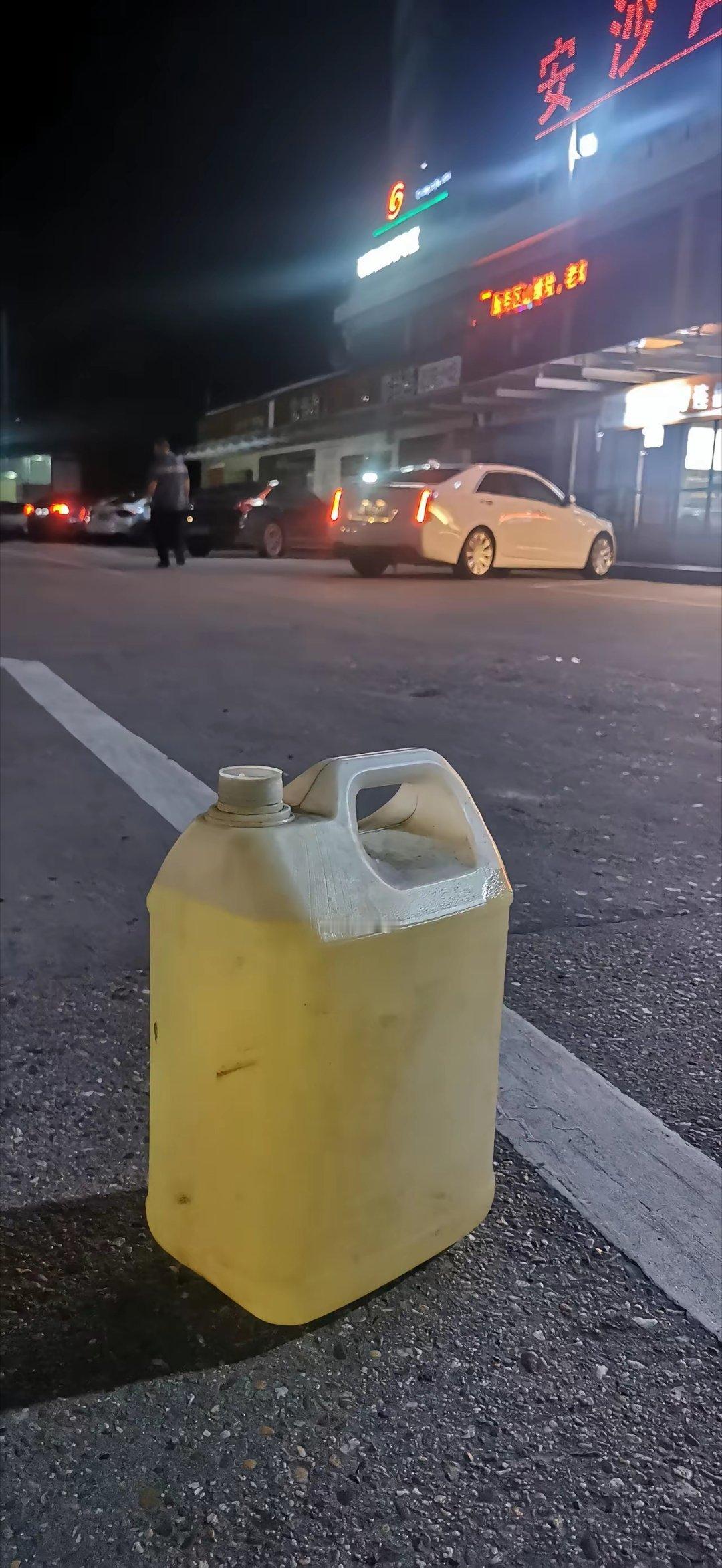 高速路上，车没有油了，求助12122，问了情况后说10分钟有人联系我。不一会儿就