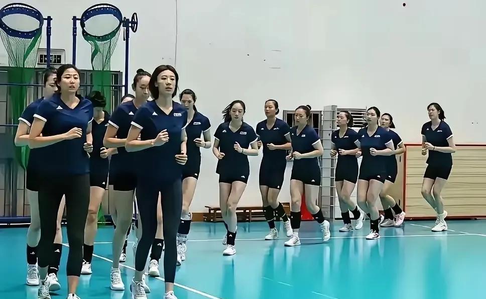 似曾相识，朱婷和李盈莹回归球队，好似被孤立！名将回归，不知是自行