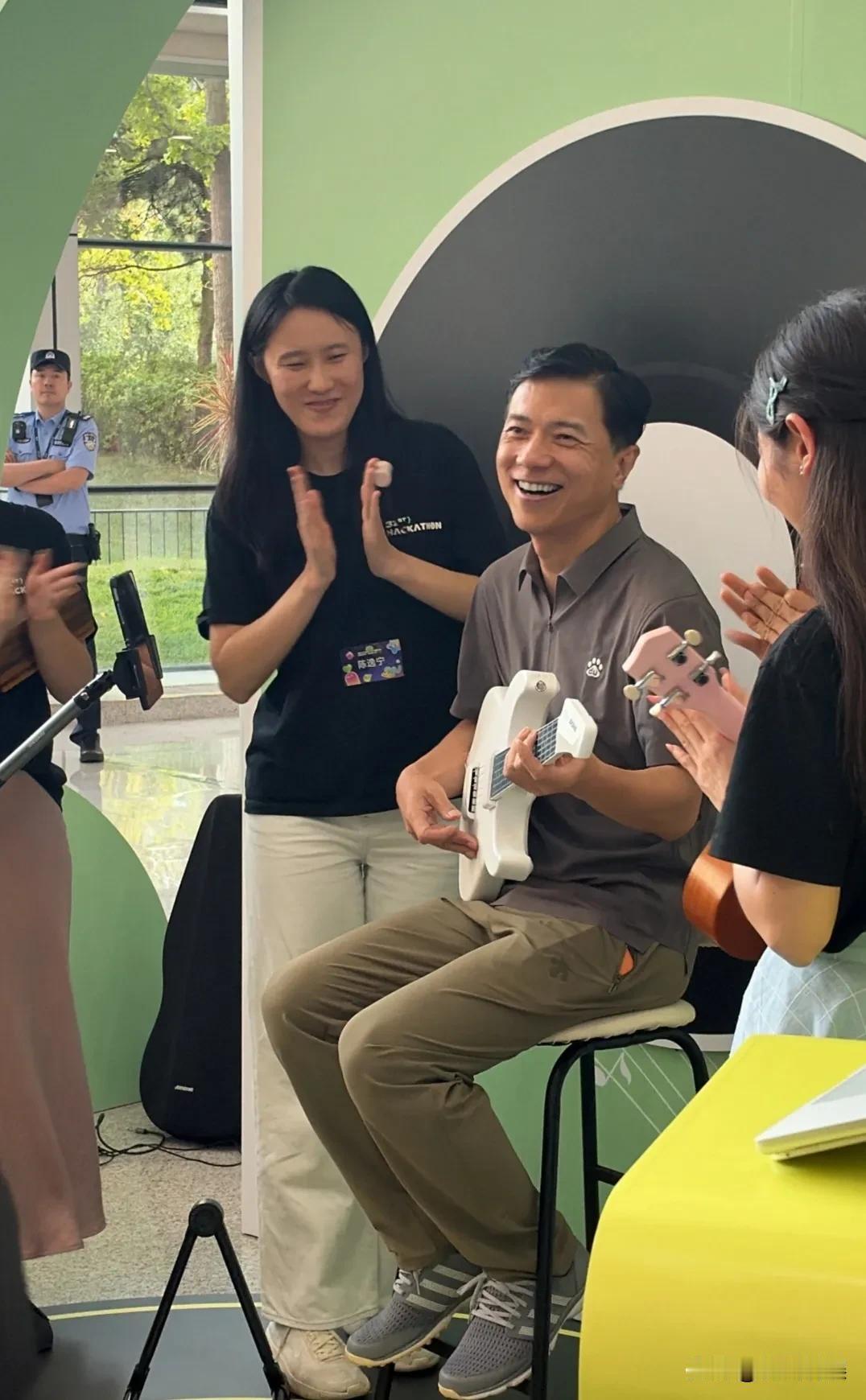 哇塞！大总裁也这么接地气，平易近人的嘛！[呲牙笑]58岁的李彦宏，现身北京的百度