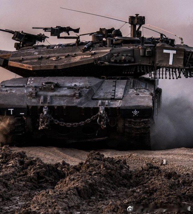 烽火问鼎计划为了防御无人机，以色列梅卡瓦Mk3D在驾驶员位置前方的上部前装甲板