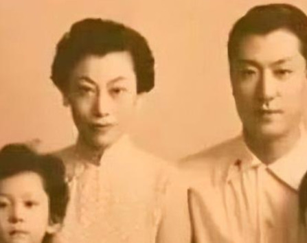 1992年，阎锡山的小儿子回到山西忻州，在老宅门口老泪纵横。然而就在他抬脚准备回