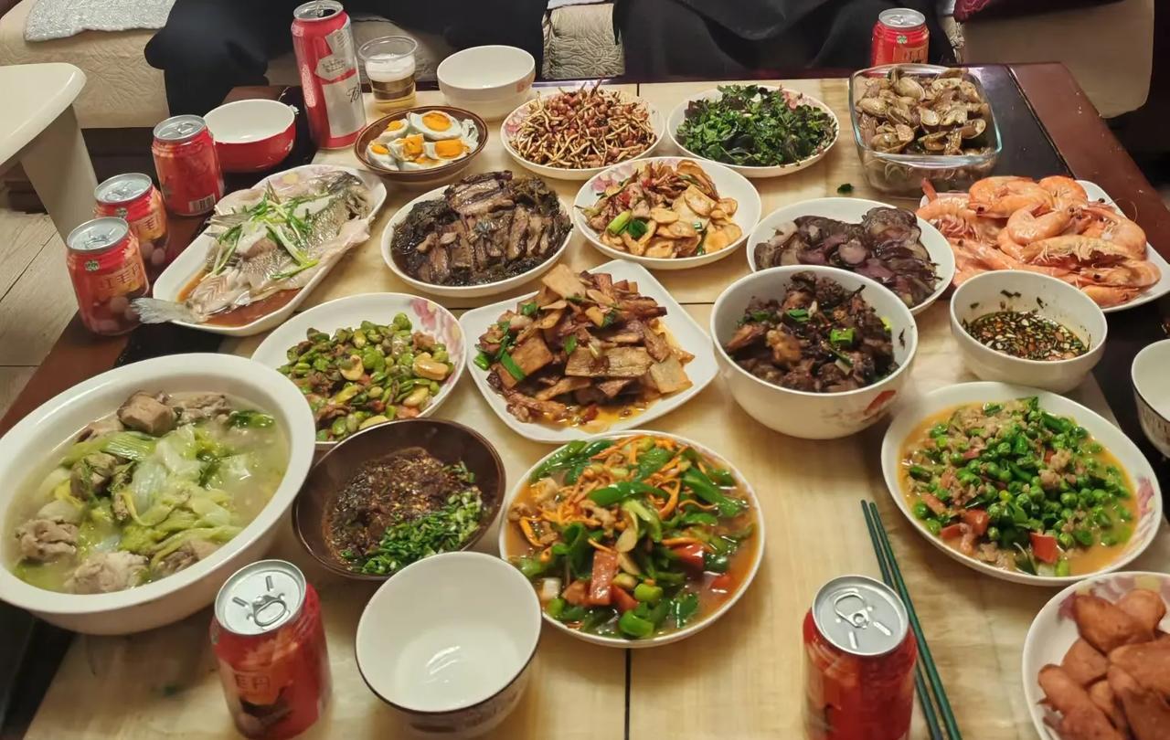 你能看出这桌家常菜是哪个地方的吗？其实很好辨认，根据菜品的食材和做法就能看出大慨
