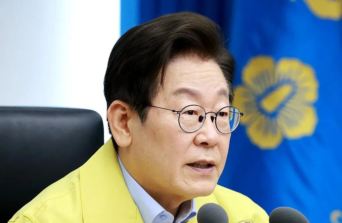 今天上午九点韩国盖洛普民调出炉，李在明支持率为56％，共同民主党支持率44％，国