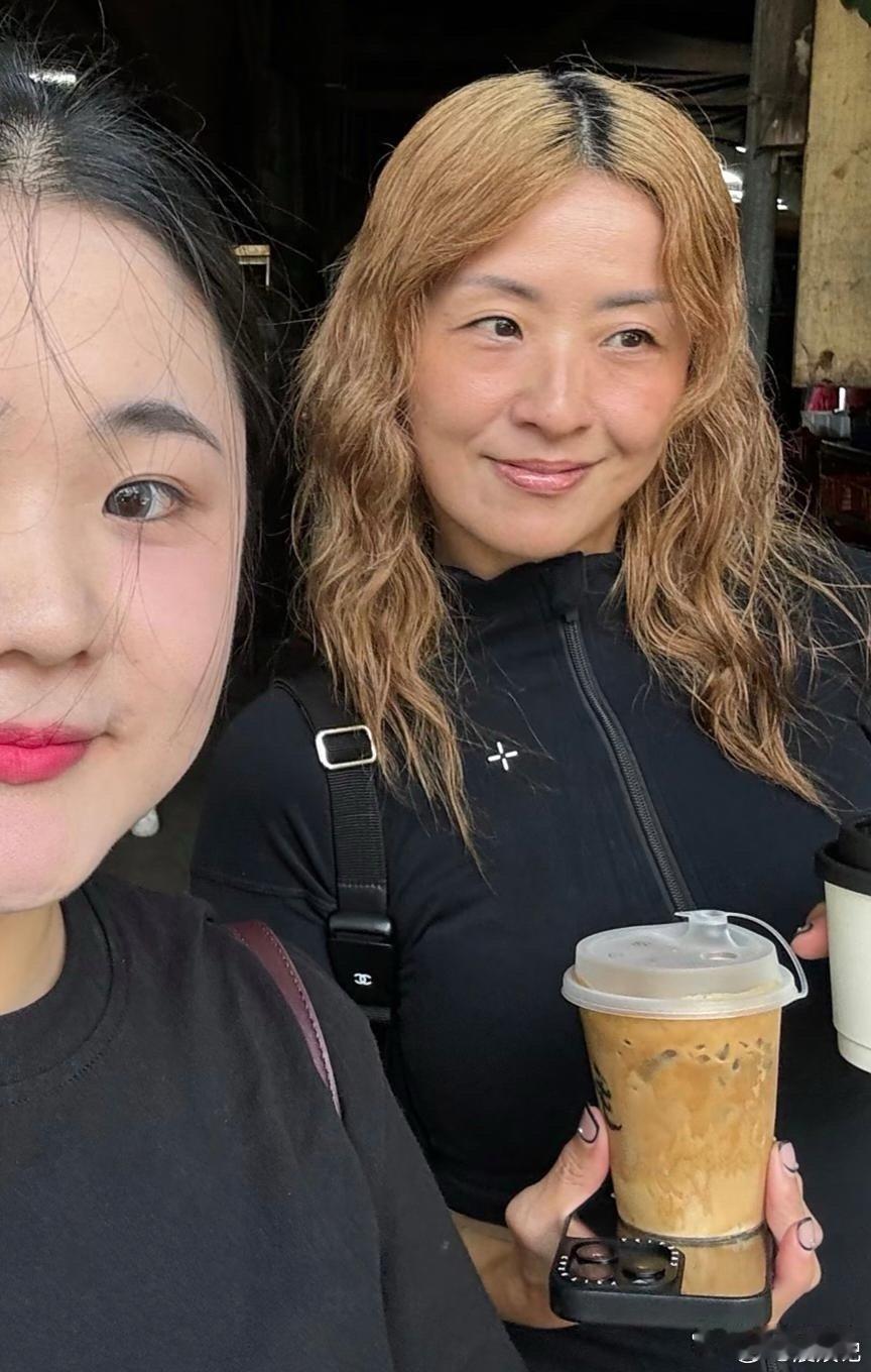 在澳门偶遇陈奕迅老婆徐濠萦，她染了一头黄毛，穿着拖地牛仔裤，看起来很时尚，就是有