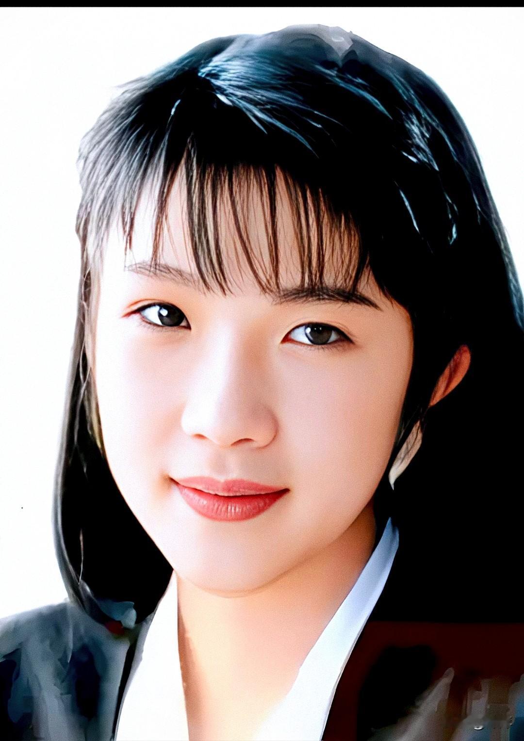 高市早苗的两幅面孔。年轻时，她也曾是青春靓丽的模样，眼眸清澈，笑容温和，似有对世