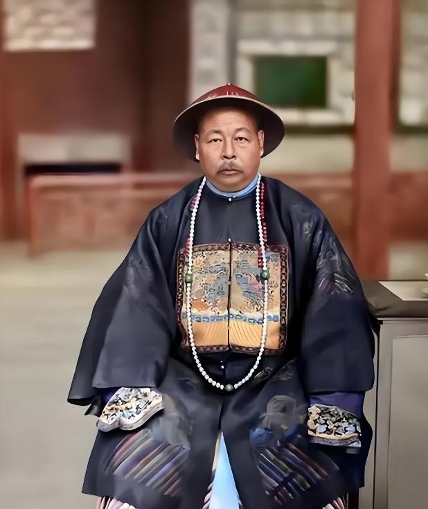 下图是左宗棠的照片，照片收藏于巴西国家图书馆，拍摄时间是1875年，也就是左宗棠