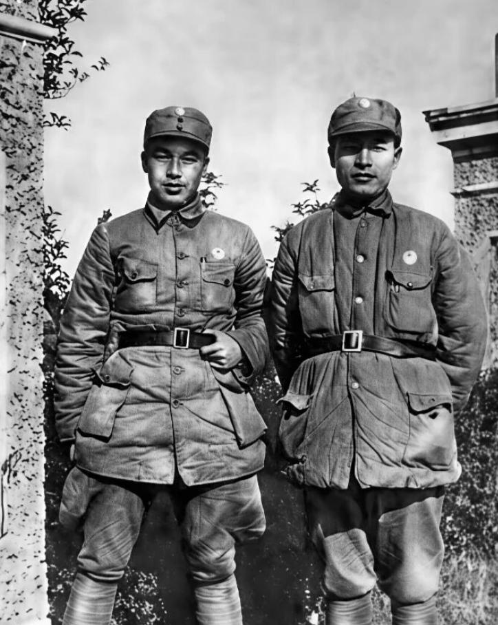 1938年，彭雪枫和周昆的合影，两人都身穿八路军军装，威武挺拔。彭雪枫当时的职务