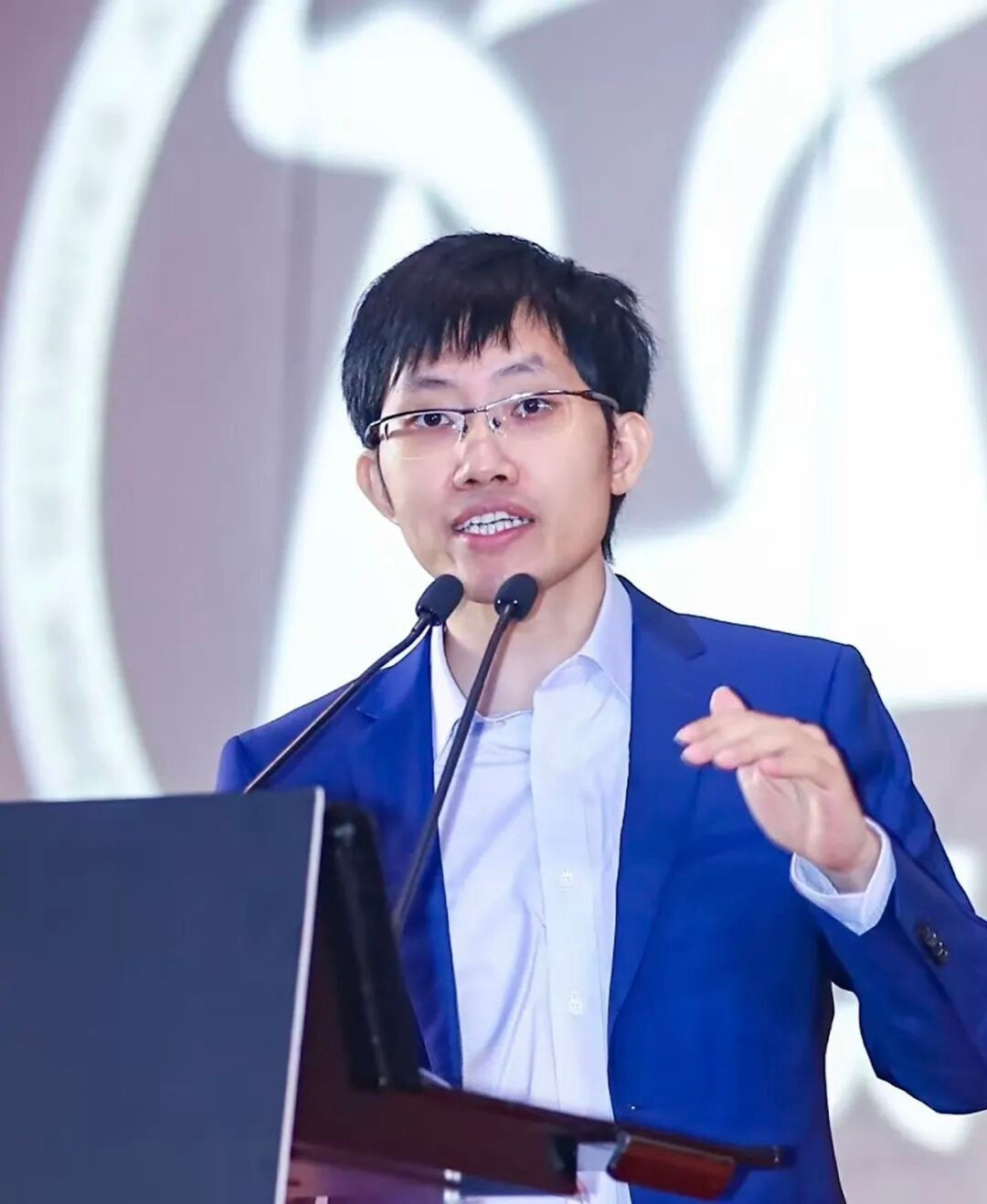 DeepSeek这场4小时闭门会的实录，把中美AI的底牌掀得有点太彻底了。梁文锋