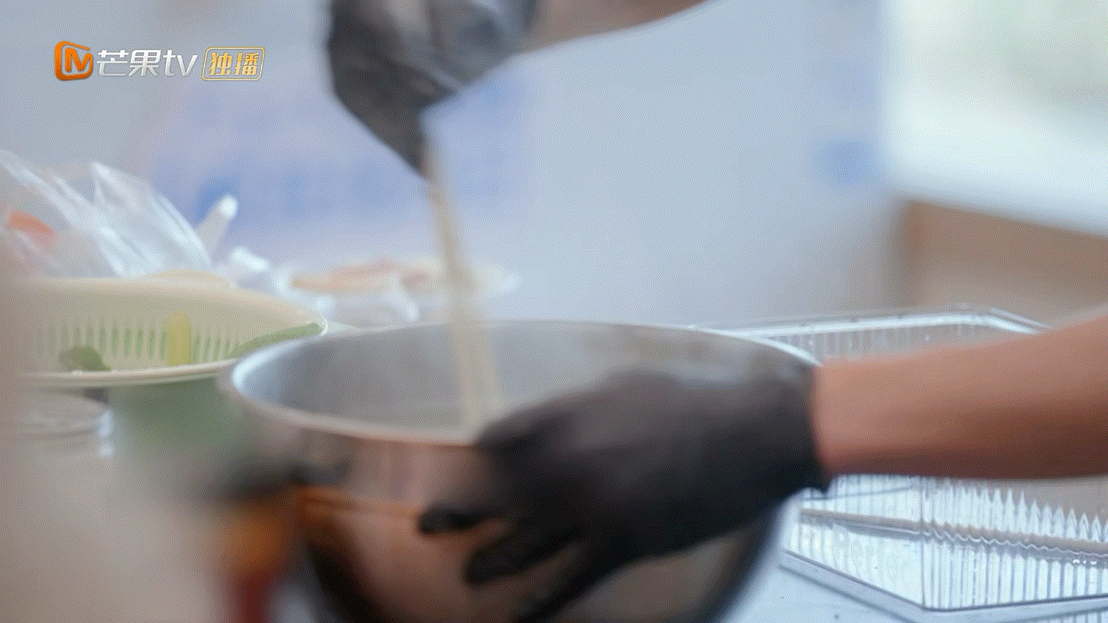 我同事还说王鹤棣拌面的手很性感