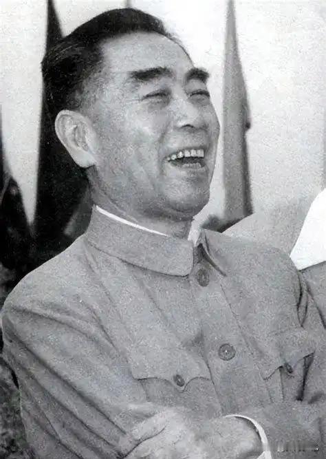 周总理筵席上与柳亚子言语不和升级，周总理突然起身当场离席，邓颖超则从容留下全程陪