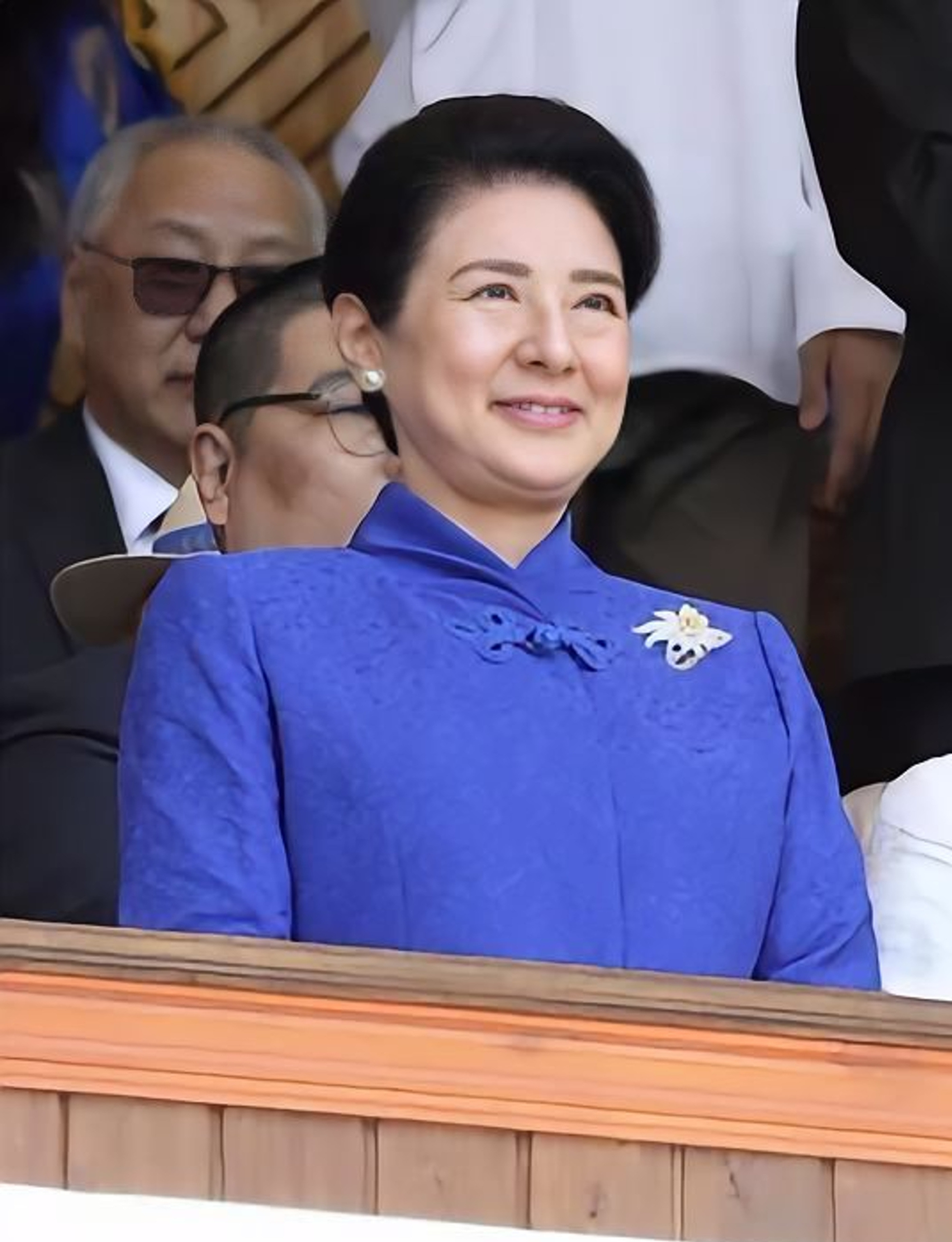 天皇夫妇访问蒙古参加那达慕啥？天皇和皇后竟然跑去蒙古看摔