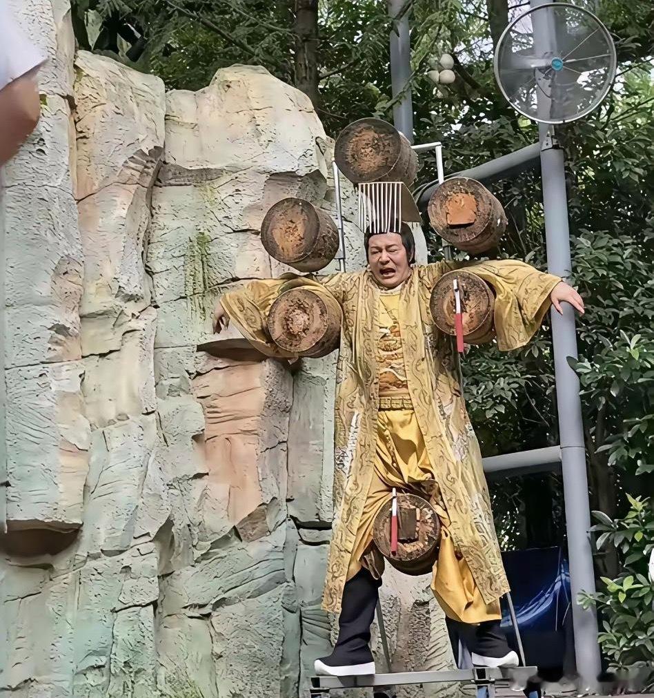 大热天这景区表演，一天600你会愿意做吗