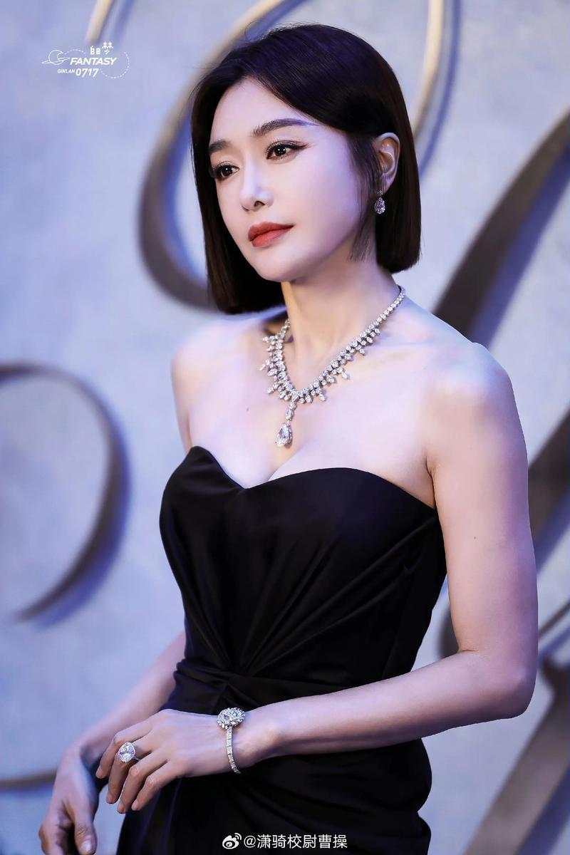 原来我们都误解秦岚了。都知道她是脸部做了医美，也以为是医美影响了声带。上《花儿与