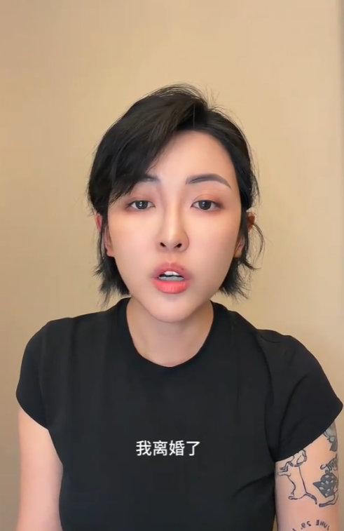 千万粉丝博主张凯毅哺乳期宣布离婚: 高估了自己, 低估了柴米油盐;前夫曾用四斤黄金亲手打造凤冠, 并献上四克拉钻戒求婚, 场面轰动全网