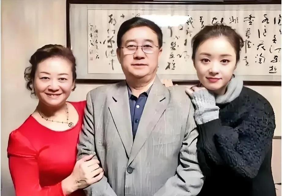 蒋欣一家人的颜值让人羡慕！全家福照片里，父母的魅力简直藏不住。父亲五官俊朗，穿着