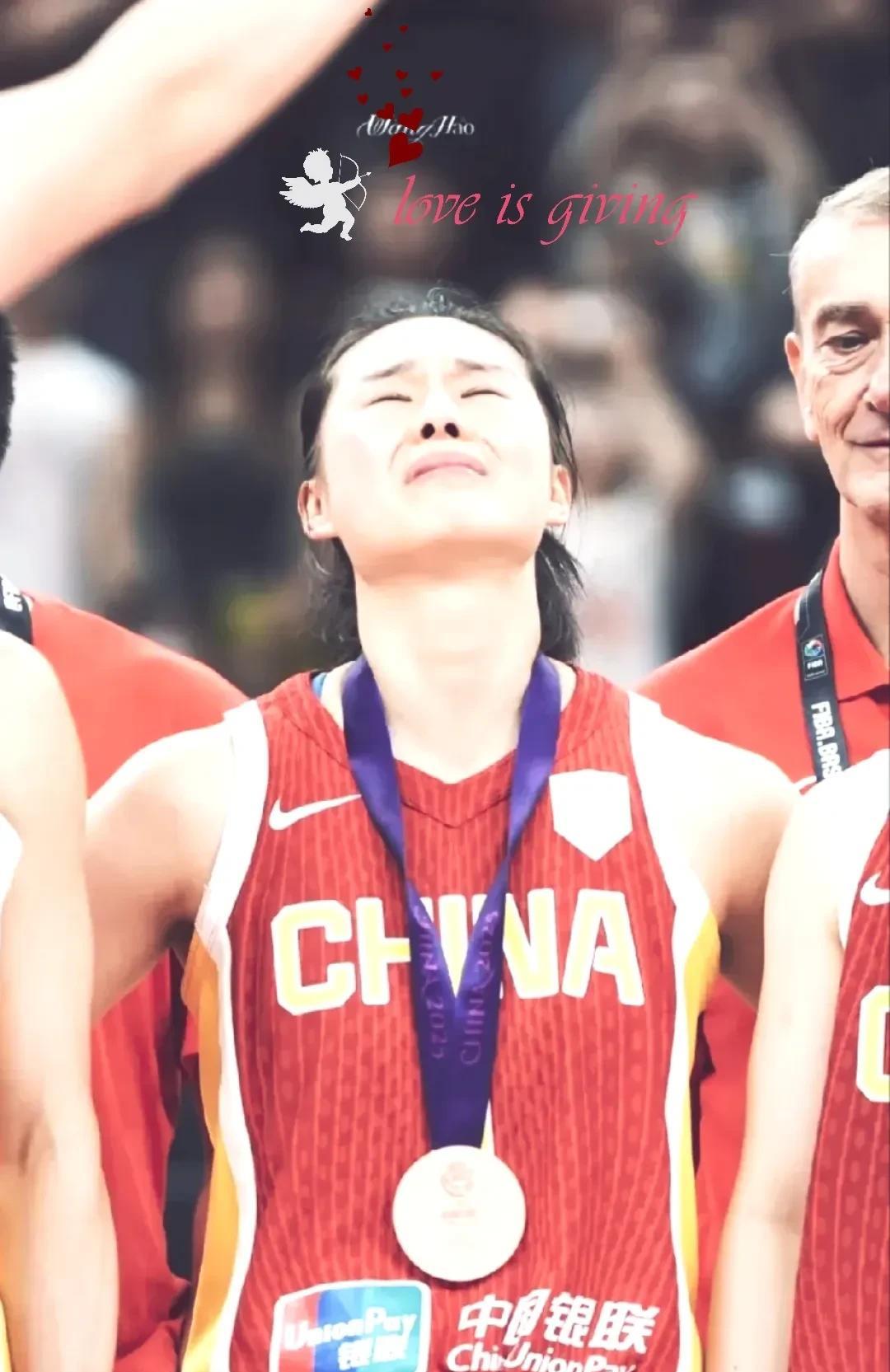 王思雨这赛季表现太棒了，赛后她哭了，她挂着铜牌回去也会懊悔，因为谁都接受不