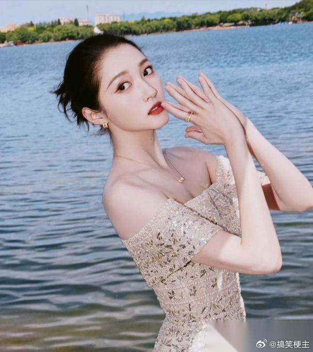 1.关晓彤不会主动退出《王牌》。这档综艺是她稳定的曝光来源，她需要依靠综艺维持