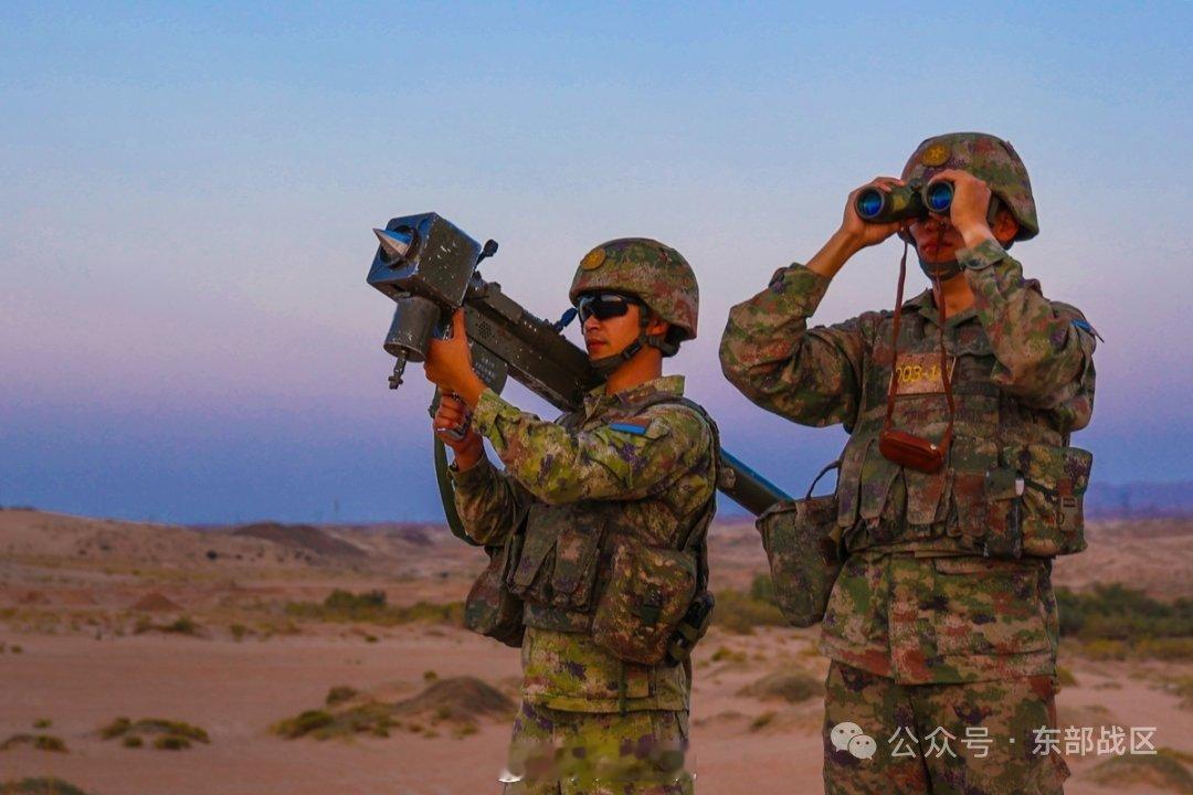 军事历史全触达大漠戈壁，利剑出鞘！——近日，东部战区空军某部机动至大漠戈壁，开展