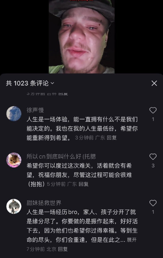 一个美国哥们在小🍠发视频哭诉自己失去了一切，孩子家庭宠物和住所。然后xhs中文