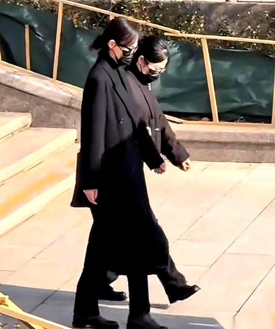 公公去世，她穿着一身黑，默默站在丈夫身边。就这一个动作，把之前所有“婚变”的嘴