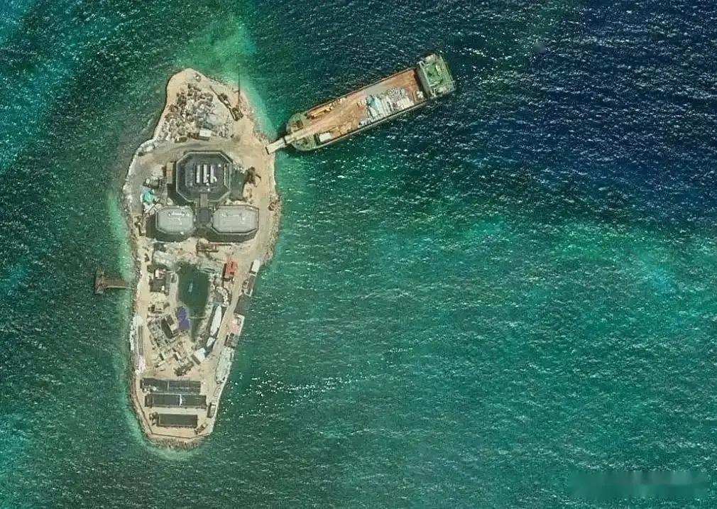坚决支持中国政府的严正声明，越南占领的中国岛礁全部归还，越方人员全部撤出！否则后