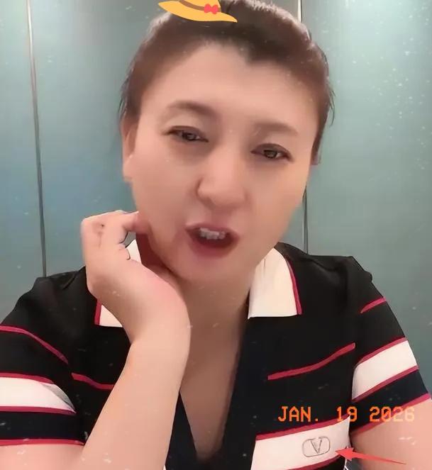 闫学晶现在的视频跟以前的不一样了。以前有网友问她：“今年还上春晚吗？”她笑着