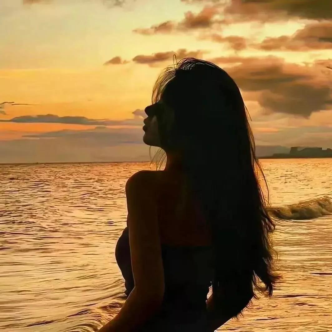 夕阳下的剪影，温柔的海浪，宁静的时光。夕阳风景照沙滩日落夕阳夕阳下海边风光