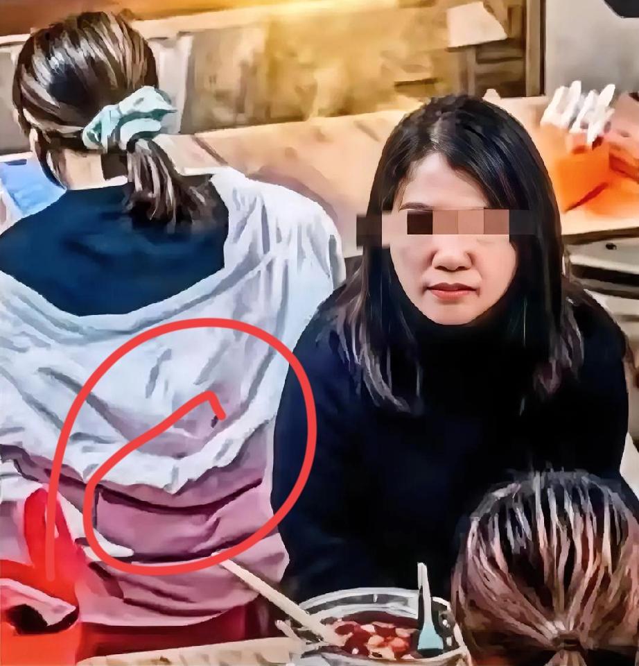 那个拿开水泼人的“泼汤女”这回算是彻底体会到什么叫社会性死亡了底裤都被网