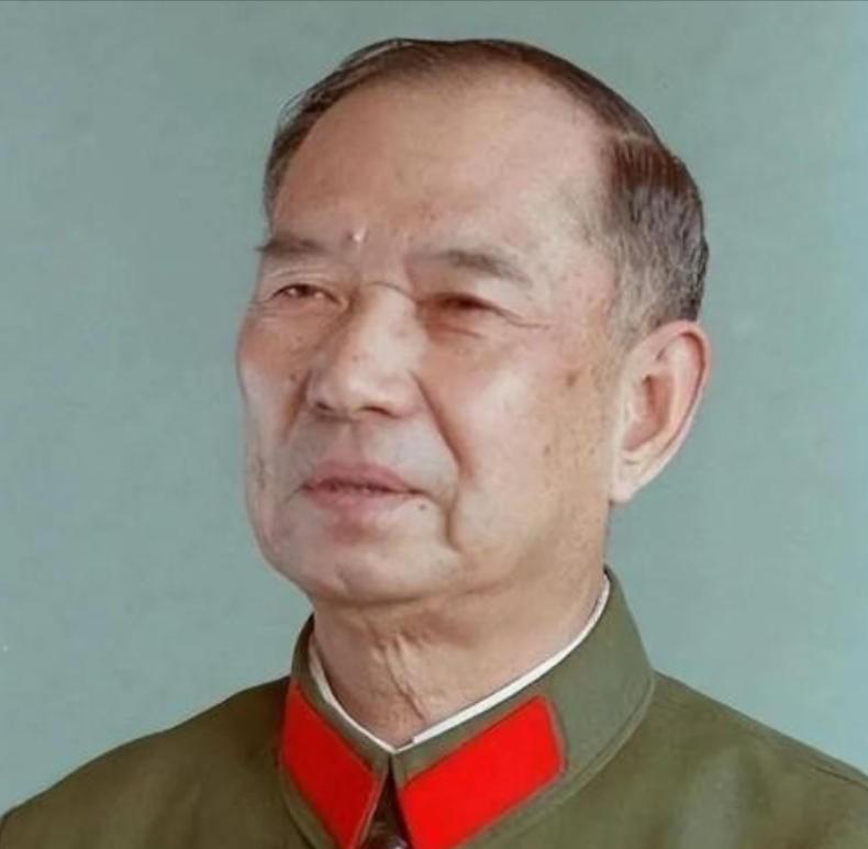 1982年，开国少将尤太忠视察部队，见一副团长好生眼熟，暗骂一句大事不好，立刻打