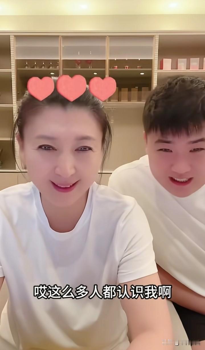 我觉得闫学晶老师说得没错啊！儿子儿媳妇一年总共挣40万，还有一个孩子，并且是在北