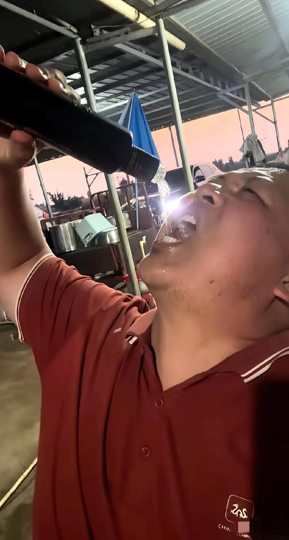 有个浙大的博士生，8年，没能毕业。毕业证没拿到，他却跟自己的导师死死杠上了。这