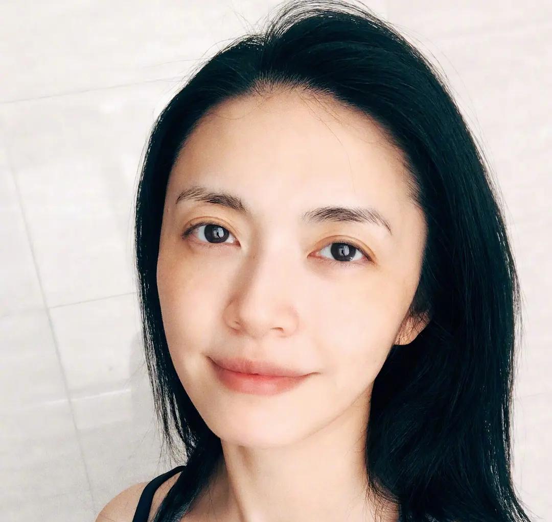 太罕见！姚晨遭人民网发文痛批！据媒体报道，人民网发文对姚晨“官宣”离婚提出批评