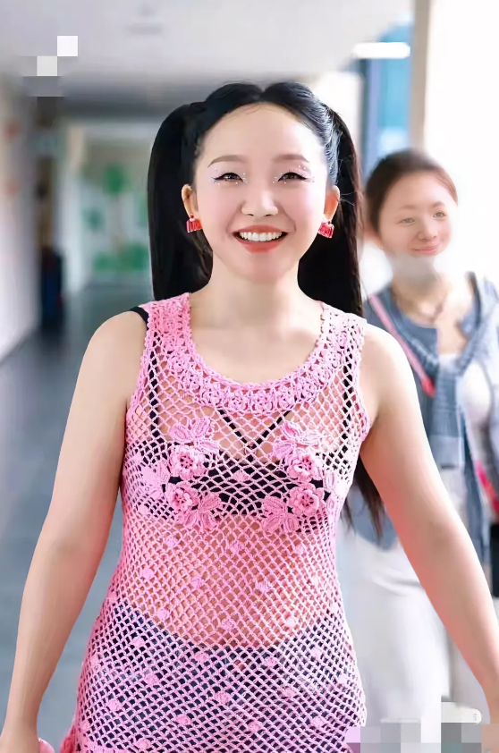 辣目洋子，162cm，这衣服真的很辣眼，和她的名字好般配！漂亮！