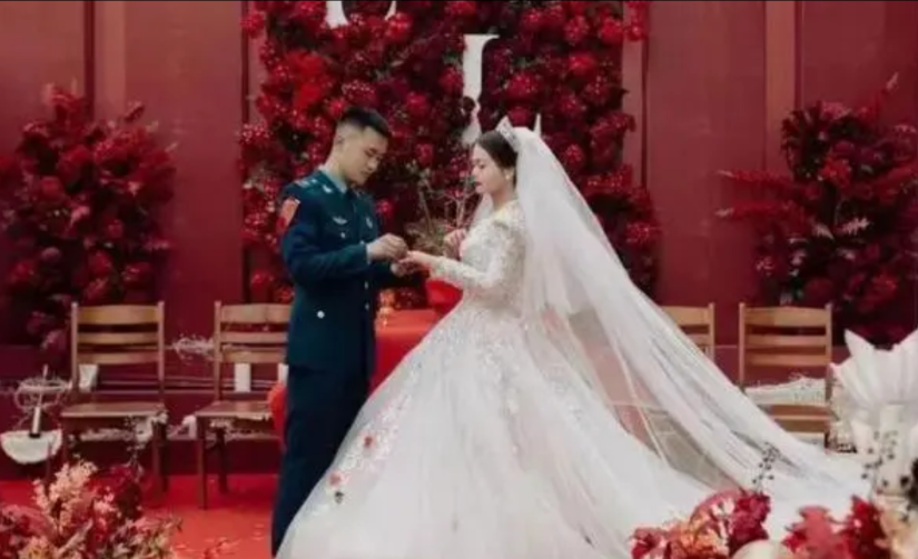 2022年，山东一对新人于婚礼交换戒指时，新娘惊见新郎手掌黝黑，脸亦脏污。如此重