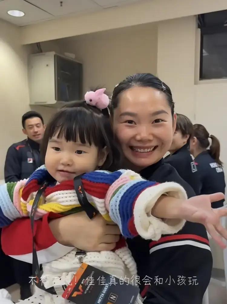 赛场上拼杀的运动健将，抱个娃反倒束手束脚。说的就是孙颖莎。总决赛期间，中国