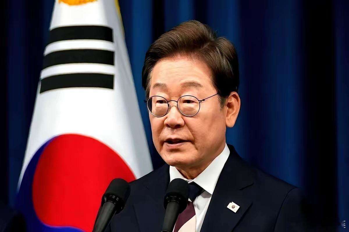 韩国共同民主党党首李在明，直接在社交媒体上扔了三个字：卖国贼。就这一下，整个韩国