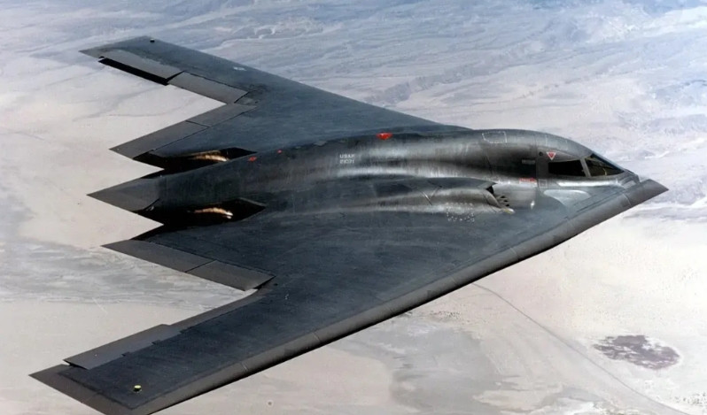 B-2轰炸机连续飞行36小时，吃喝拉撒睡咋办呢？2个飞行员轮流睡觉，小小驾驶舱