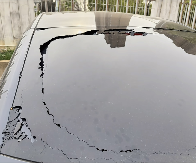 毛豆Y，后玻璃破裂💥，车友们遇到吗3月份新提的特斯拉焕新版ModelY，4