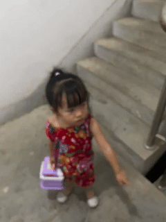 “解释不清了！”江西妈妈带2岁女儿出门，刚到楼梯拐弯，女儿突然说楼梯下有奶奶，妈