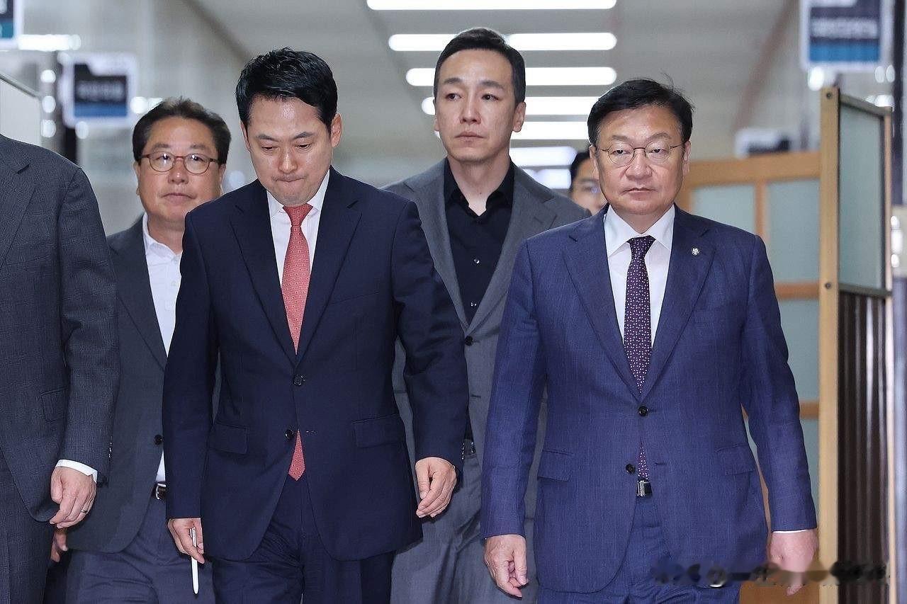 7月9日，韩国国民力量党党首张东赫临时取消和新任总理韩圣淑的既定会谈，优先奔赴光