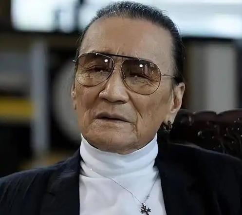 在一次节目中，谢贤调侃说：“当年我花了4000W投资了个酒吧，3年就赔完了。如果