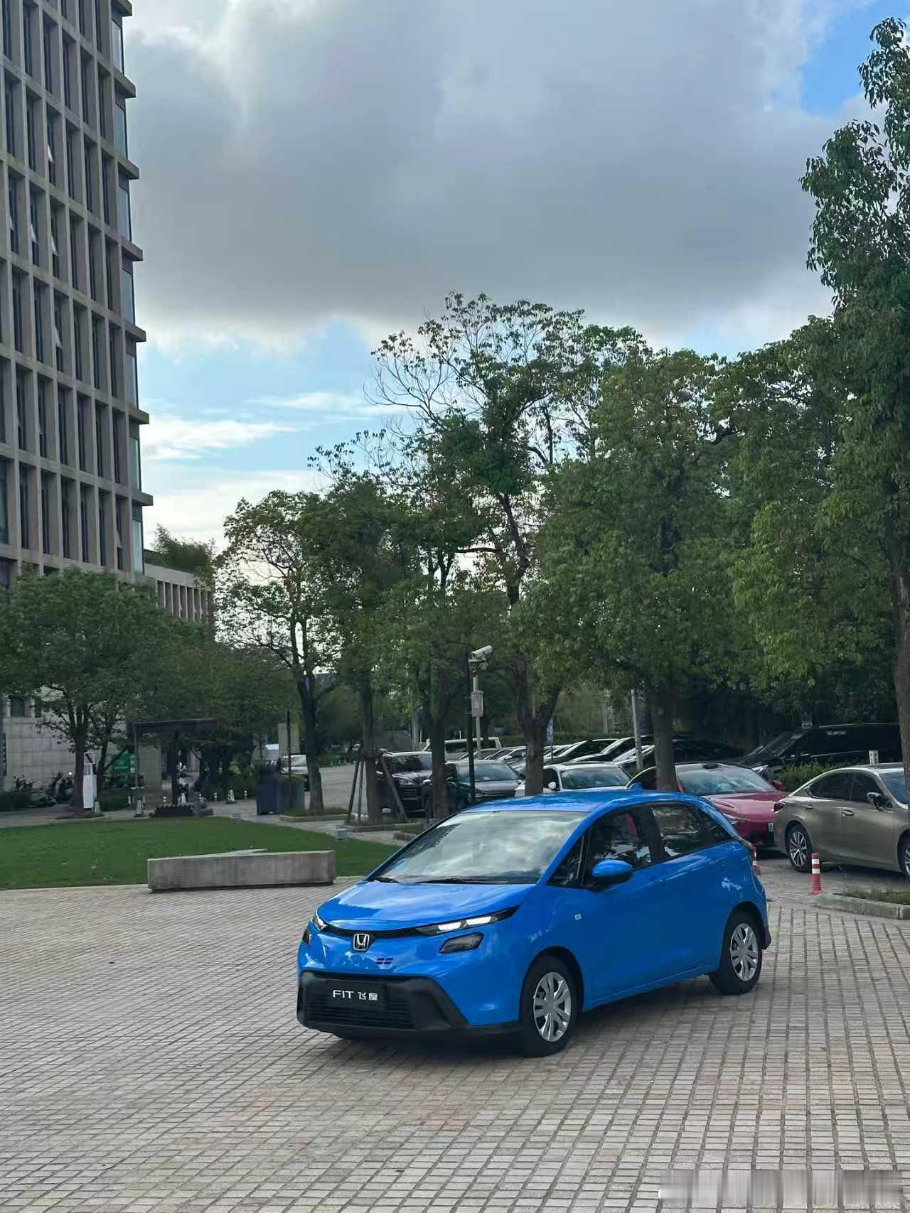这真是我第一次看到活的换脸改款飞度因为车本身就是个廉价车实车这个脸倒也不违和“