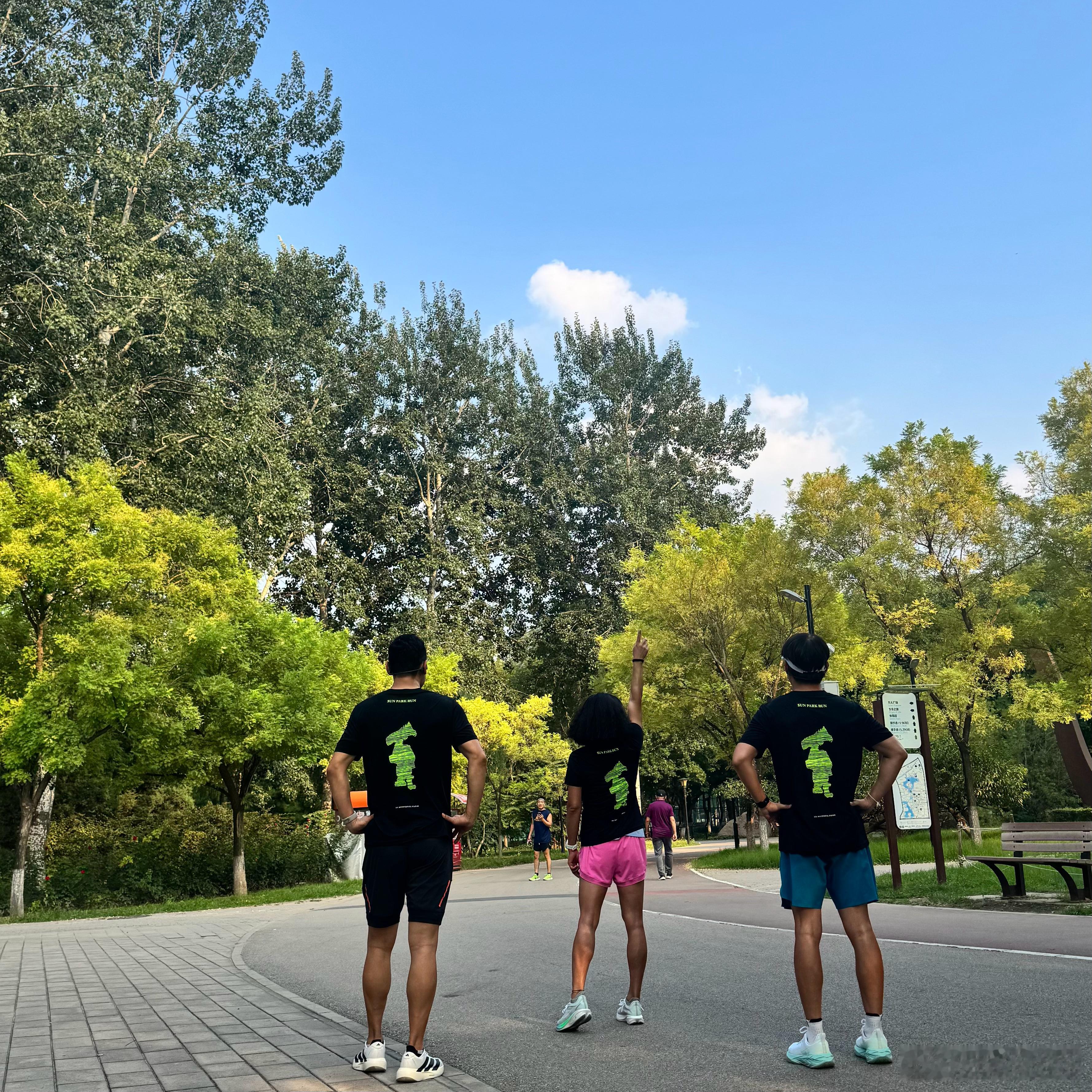 今日份的快乐跑了个步买了件小👾T跑步​​​
