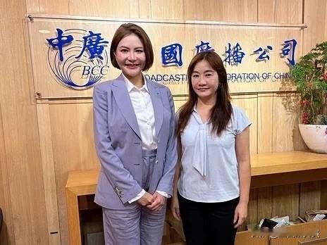 国民党高雄市长参选人柯志恩勘灾时座车抛锚，被迫爬车窗脱困，遭绿营及侧翼批评自导自