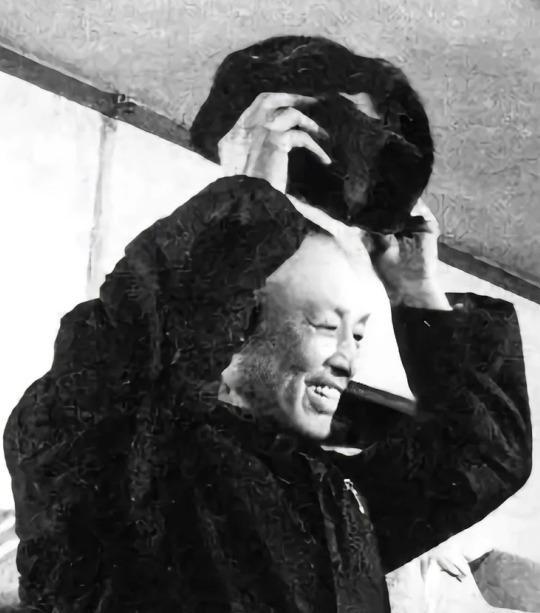 1975年，周养浩被特赦后激动得不行，一心投奔老蒋。没曾想，刚出港口就听到一个令