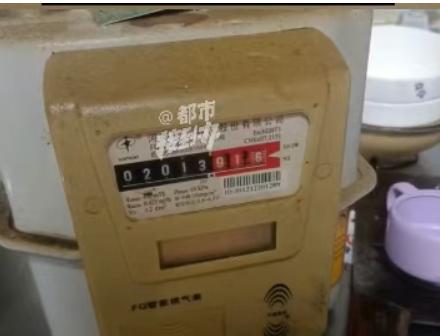 河南，男子买了套二手房，原房东搬走时给了他一张燃气卡，说卡上有钱让他安心用，他一