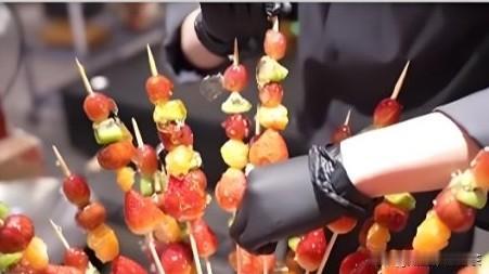 免签带火中国味！当地时间12月24日，在哈萨克斯坦首都阿斯塔纳，咱们的烤鸭和