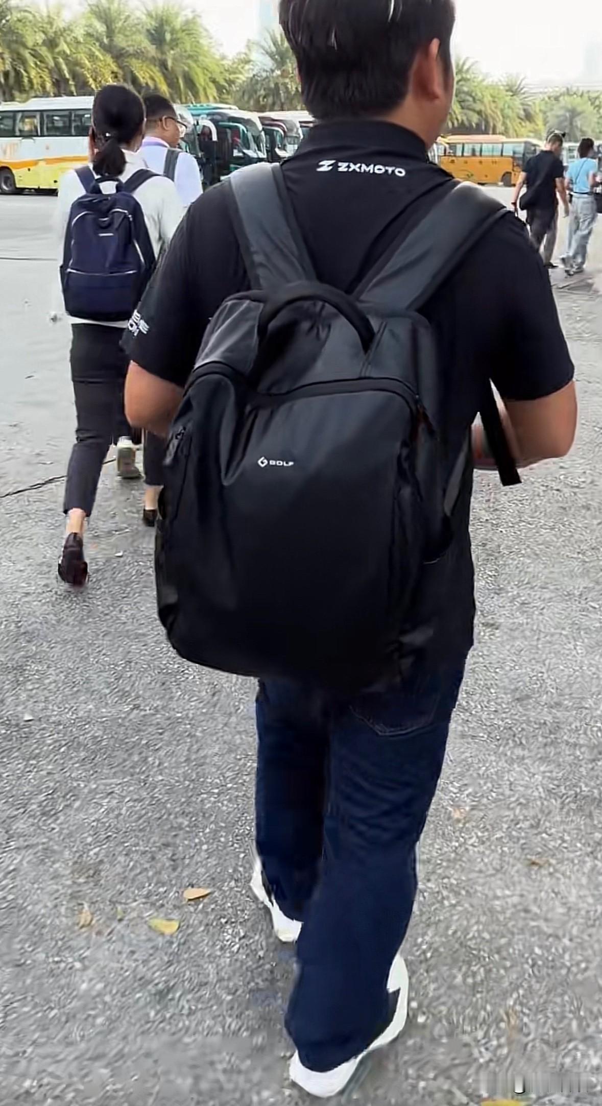 网友去广交会现场路上偶遇张雪，穿着公司工服，熟悉的一人一包，低调到没朋友。