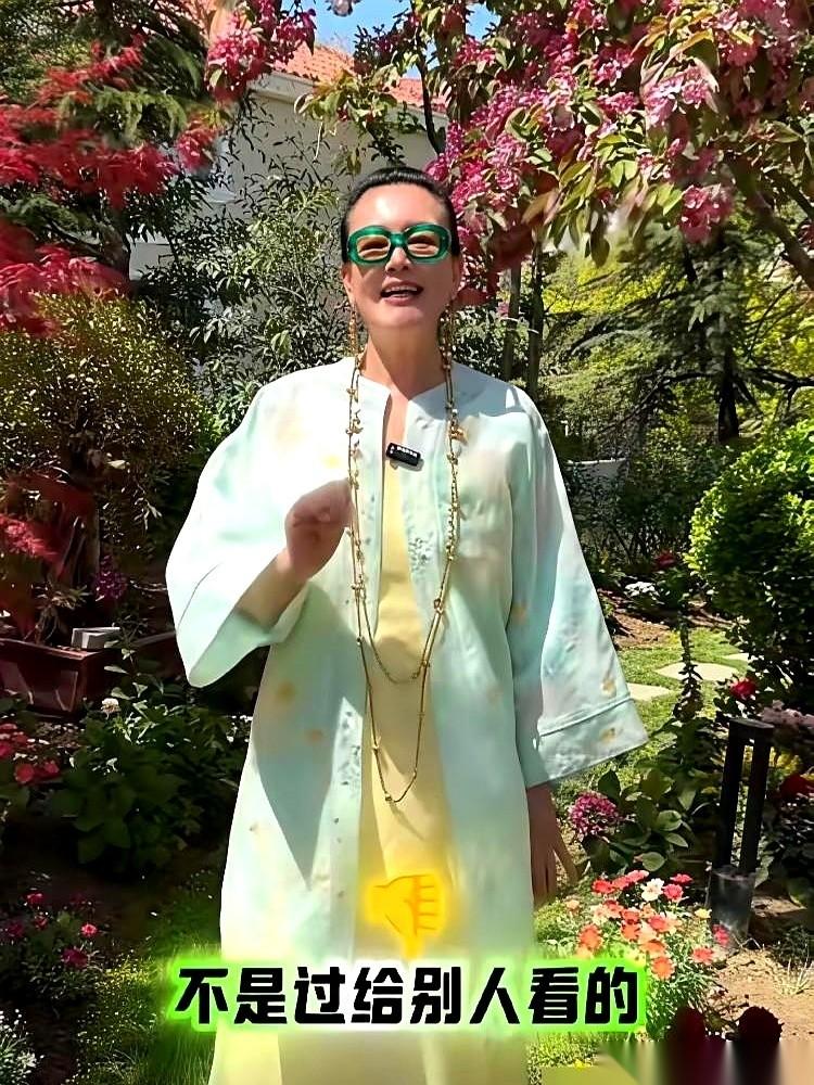 看了张兰这场直播，算彻底弄明白了一件事：汪家父子凭什么能一次次舒舒服服地隐身。