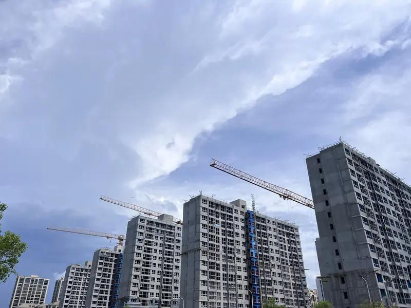 说“中国人奇怪，房价大跌不买，大涨却买疯”，其实有点一竿子打翻一船人。这并非中国